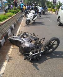 ಆಯತಪ್ಪಿ ಬಿದ್ದು ಬೈಕ್ ಸವಾರ ಸಾವು